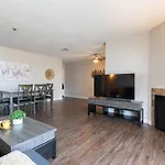 Modern Escape In Hollywood With Rooftop & City Views