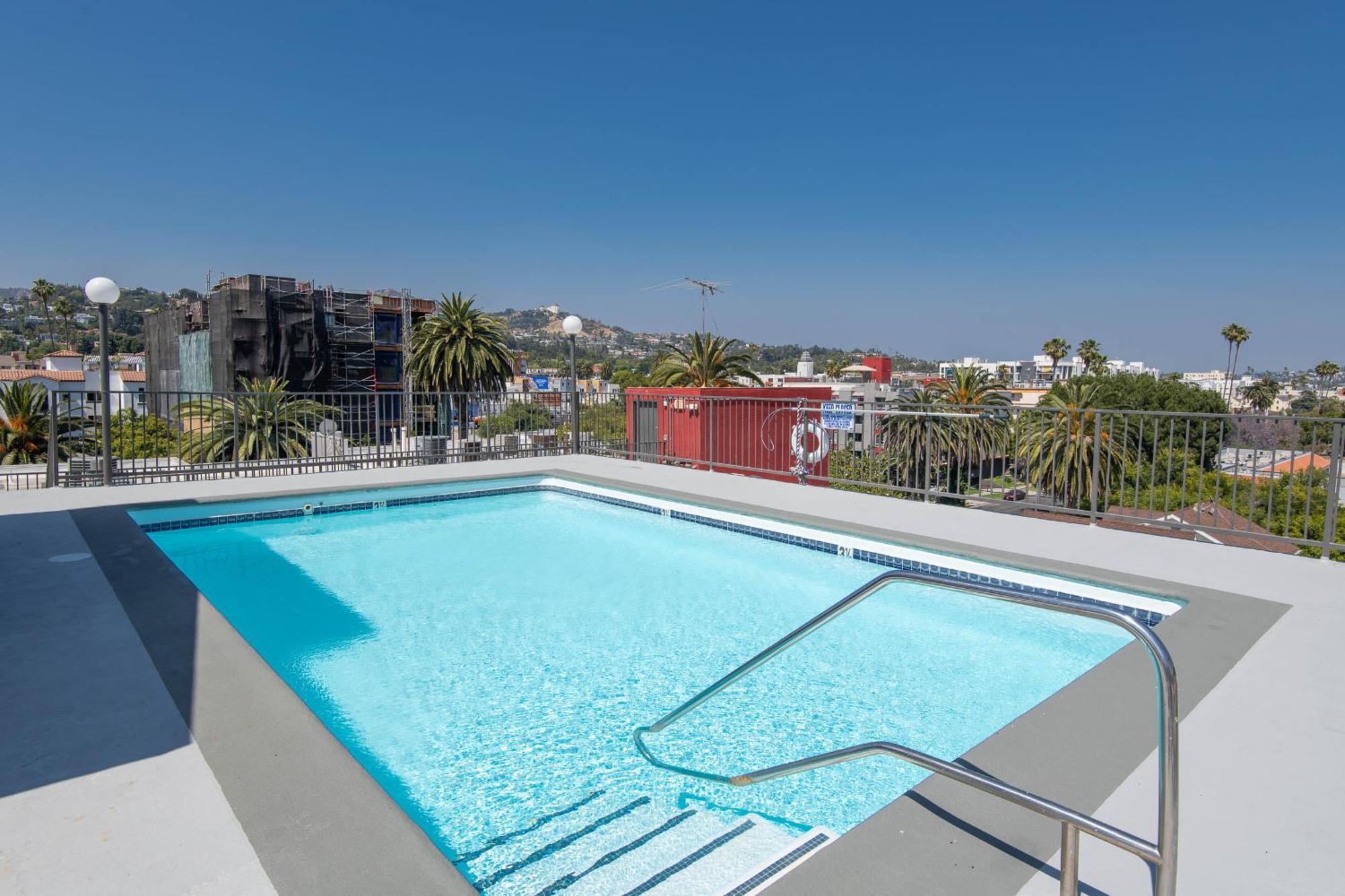 Modern Escape In Hollywood With Rooftop & Views Apartment Los Angeles
